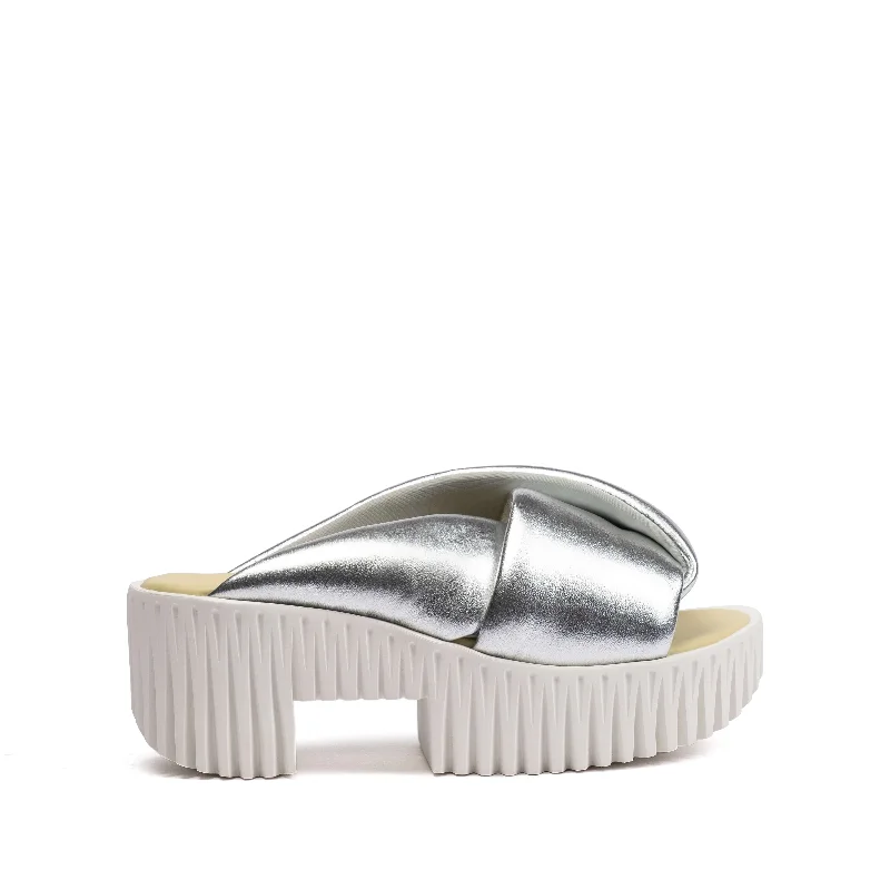 Anti - Slip Women's Sandals with a Grooved Sole in Green for Outdoor AdventuresPLIA ANDA SILVER Anti - Slip Women's Sandals with a Grooved Sole in Green for Outdoor AdventuresPLIA ANDA SILVER