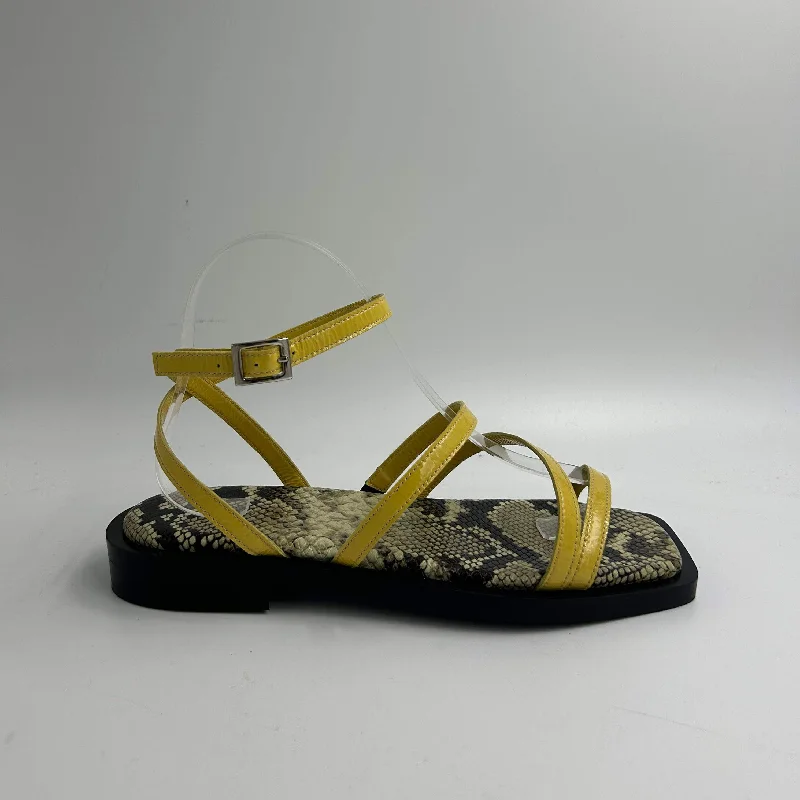 Women's Strappy Gladiator Sandals with Buckle Closures in Tan for a Boho LookSample Pavia Banana Sandal 38