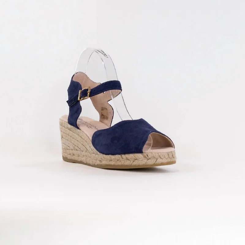 Shock - Absorbing Women's Sandals with a Soft Insole in Black for Active LifestylesWomen's Roundy Sandal In Navy Shock - Absorbing Women's Sandals with a Soft Insole in Black for Active LifestylesWomen's Roundy Sandal In Navy
