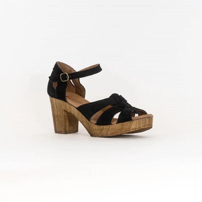 Women's Sandals with a Wedge Heel and a Tassel Detail in Orange for a Trendy LookWomen's Savy Sandal In Black Women's Sandals with a Wedge Heel and a Tassel Detail in Orange for a Trendy LookWomen's Savy Sandal In Black